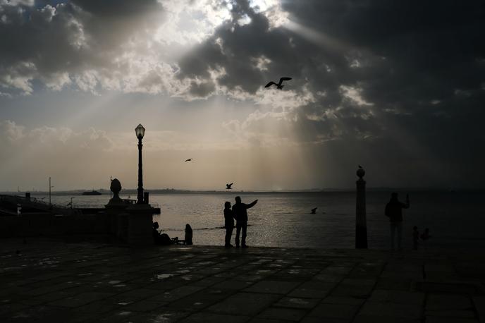 Portugalska Lizbona | Pomol Cais das Colunas v Lizboni je ena izmed najpriljubljenejših turističnih točk v Lizboni, ki je zadnje tedne v primežu novih okužb s koronavirusom. | Foto Reuters