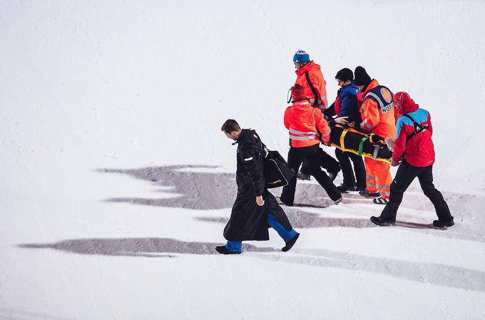 Norvežan Thomas Aasen Markeng je v prvi seriji po doskoku padel, iz izteka so mu pomagali na nosilih. | Foto: Sportida