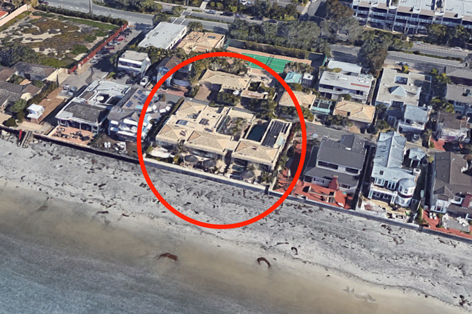 Nova hiša Billa Gatesa v Kaliforniji ima površino 540 kvadratnih metrov, džakuzi za deset oseb, notranji in zunanji bazen ter apnenčasta tla. Prejšnji lastnik hiše je bila nekdanja žena lani umrlega ameriškega bogataša T. Boona Pickensa. | Foto: Google Zemljevidi