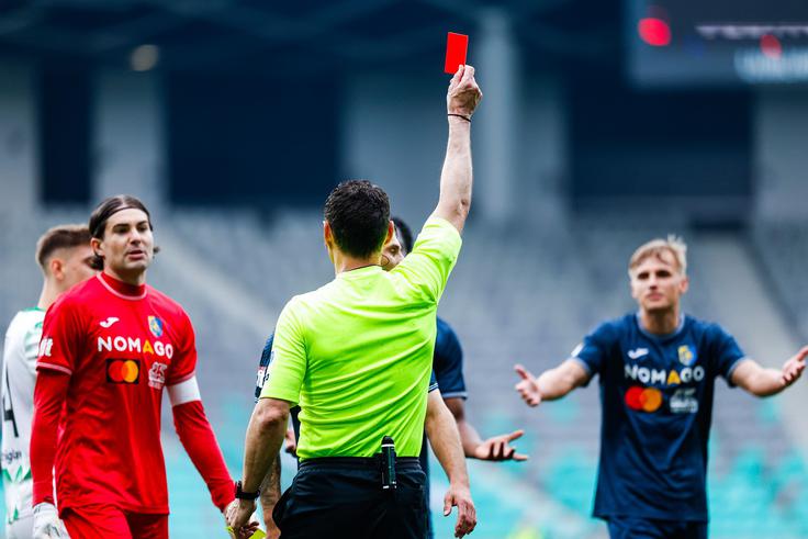 V 40. minuti je moral zaradi rdečega kartona predčasno v slačilnico branilec Brava Christalino Atemona. | Foto: Aleš Fevžer