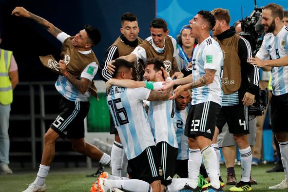 Gavči skozi šivankino uho v osmino finala, Messi prekinil post