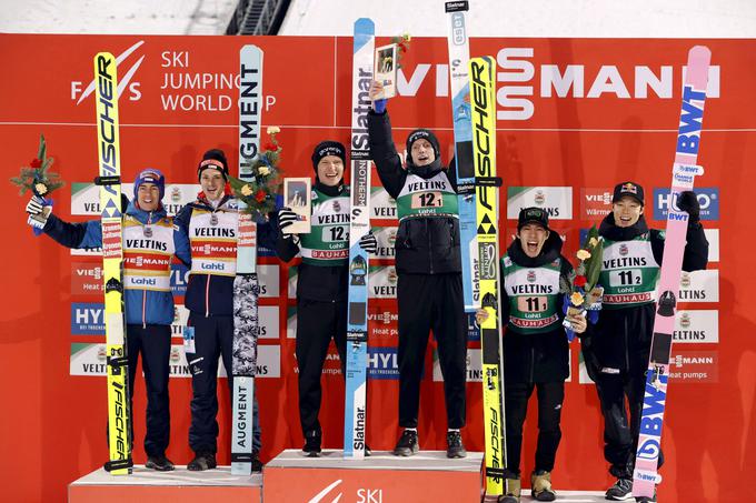 Slovencema so družbo na odru za zmagovalce delali Avstrijca Stefan Kraft in Manuel Fettner ter Japonca Rjoju Kobačaši in Ken Nikaido. | Foto: Guliverimage