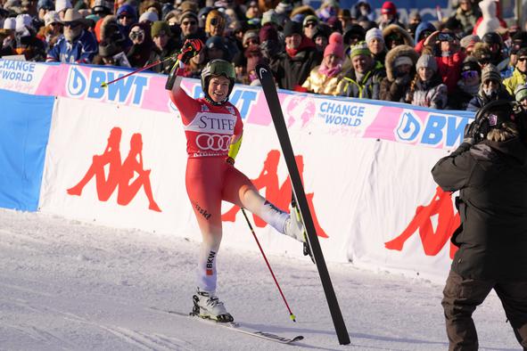 Alpska smučarja športnika leta v Švici