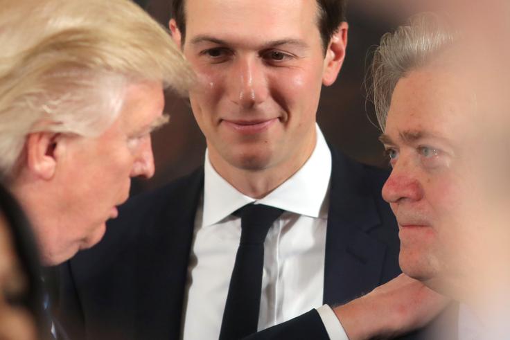 Zgornja teorija je še posebej zanimiva zato, ker je več medijev pred dnevi poročalo, da naj bi Jared Kushner (na sredini), zet Donalda Trumpa, na skrivaj poskusil vzpostaviti kanal za komunikacijo z Moskvo.  | Foto: Reuters