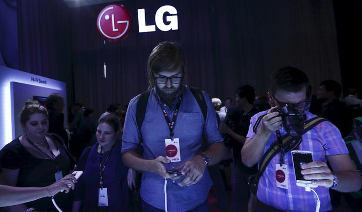 LG, tudi veliko ime, je lani za vsak pametni telefon, prodal jih je več deset milijonov, ustvaril 1 evrski cent dobička, na primer. A LG lahko preživi, ker vreče denarja v podjetje prinašajo tudi TV-zasloni in druga elektronika. Kaj pa podjetja, ki prodajajo samo pametne telefone? (Klik na fotografijo za vir) | Foto: Reuters