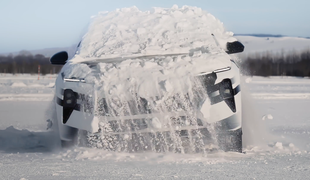 Ni šala: ta avtomobil zna s sebe stresti sneg #video