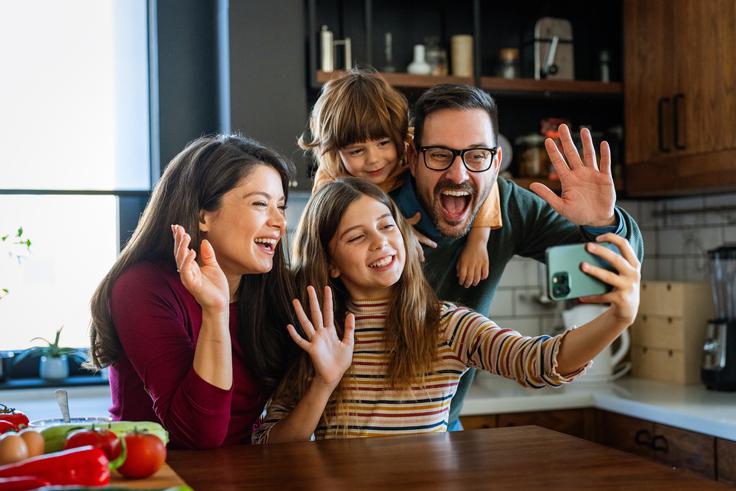 Če iščete način, kako zmanjšati družinske stroške za telefone, internet in televizijo, je vredno preveriti družinsko ponudbo Telekoma Slovenije. | Foto: Shutterstock