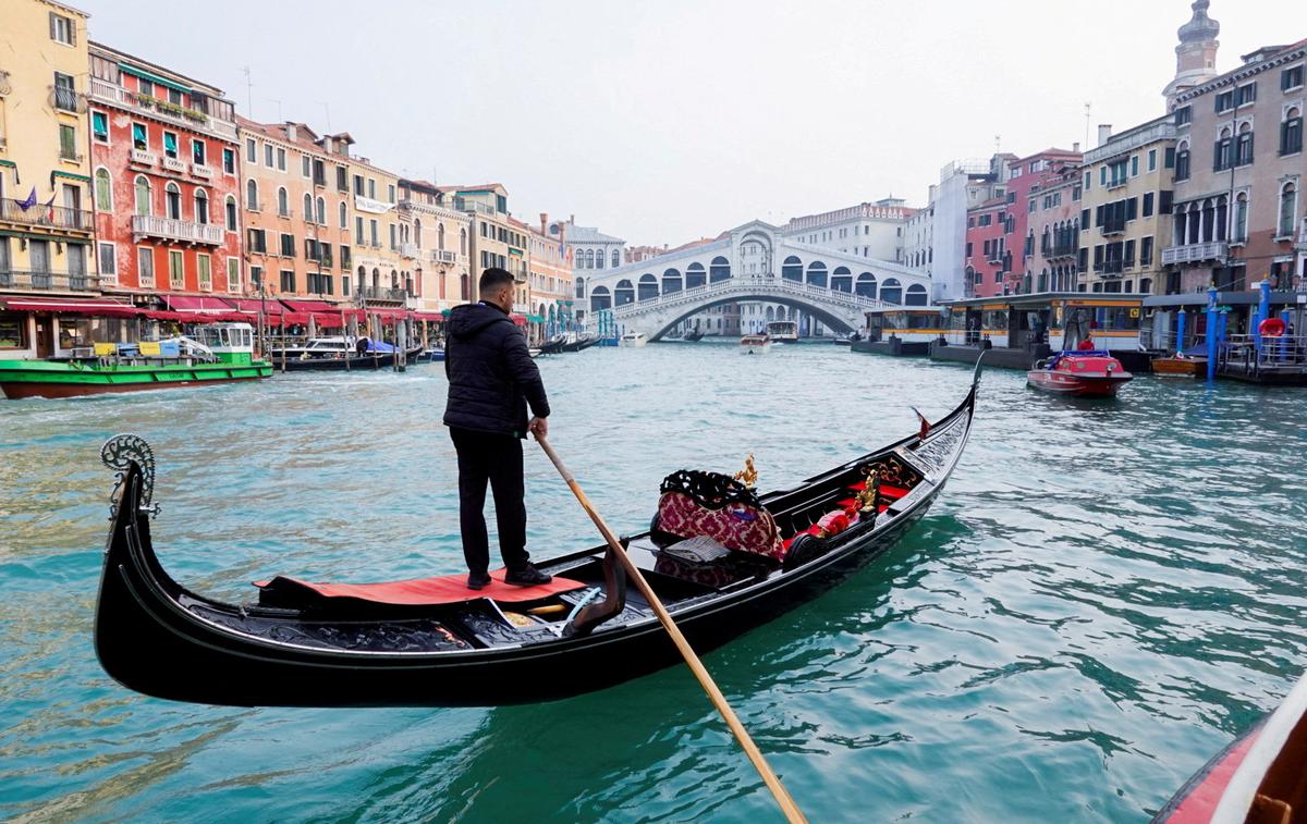 Benetke, Italija, ljudje, turisti | Kazen za prekrškarje ni majhna.  | Foto Reuters