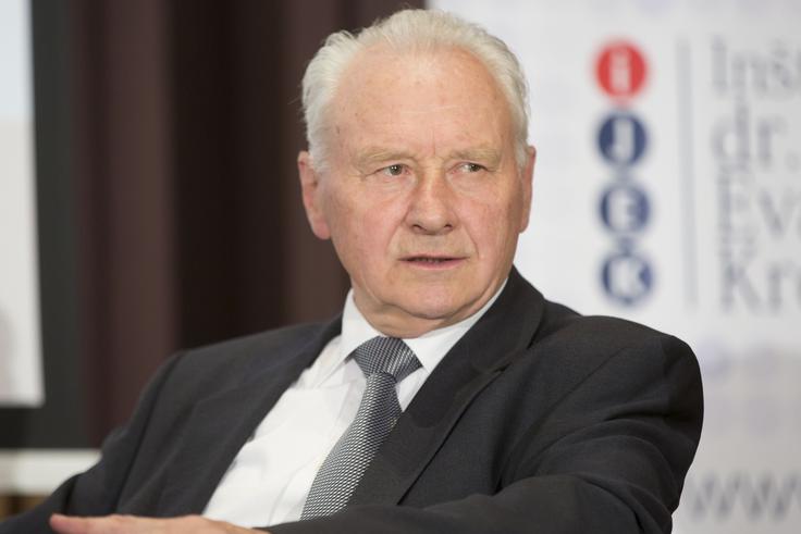 Po besedah nekdanjega ministra za kmetijstvo Jožeta Osterca pred osamosvojitvijo kmetijska politika ni bila usklajena z naravnimi danostmi, zato so pripravili strategijo razvoja, ki je bila pozneje tudi sprejeta, a še danes ne v celoti uresničena. Tudi danes si moramo zato po njegovih besedah prizadevati za čim višji delež samooskrbe in spodbujati delovanje manjših kmetij.  | Foto: 