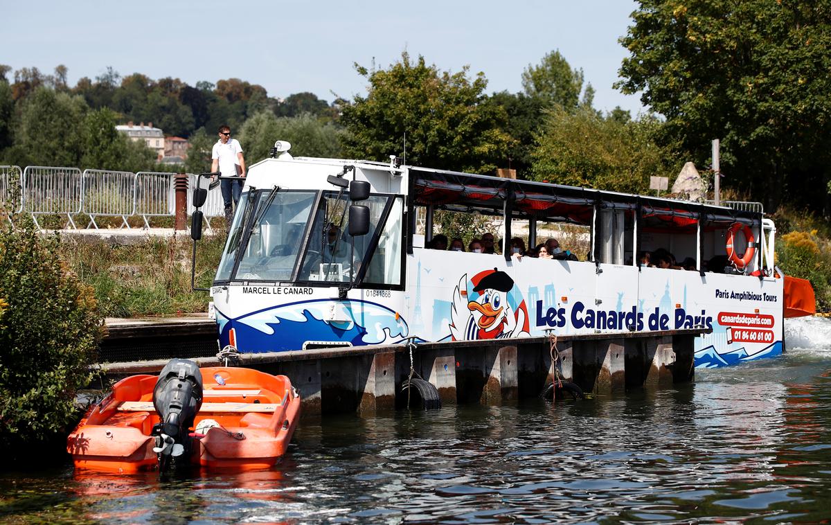 Sena, avtobus | Po besedah uradnikov v departmaju Eure posamezne beluge včasih odplavajo tudi južneje kot običajno in lahko začasno preživijo tudi v sladki vodi. (Fotografija je simbolična.) | Foto Reuters