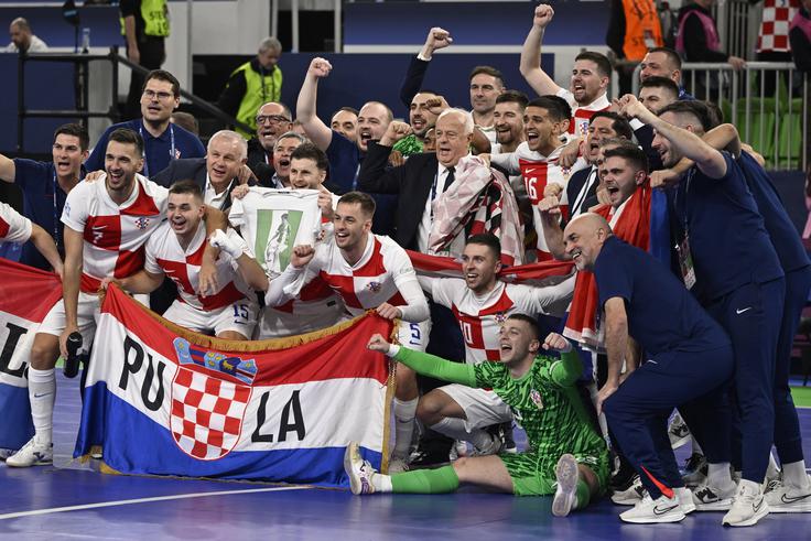 Hrvaška vrsta je po letu 2012 znova zaigrala za bron na EP. Če ji pred 14 leti ni uspelo, so tokrat izbranci Marinka Mavrovića razveselili večino od skoraj 7000 gledalcev v Stožicah po razburljivi tekmi, ki so jo odločili streli s šestih metrov. | Foto: Guliverimage