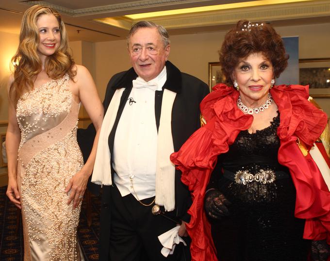 Gina Lollobrigida je edina, ki jo je Lugner na ples pripeljal dvakrat. Bila je njegova prva gostja leta 1991 in nato še leta 2013, ko je Lugnerja spremljala tudi z oskarjem nagrajena igralka Mira Sorvino. | Foto: Reuters
