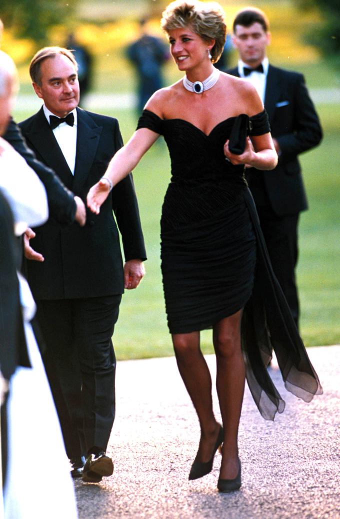 Medtem ko je Charles razkril svojo nezvestobo, je Diana delila nasmeške v ikonični črni obleki. | Foto: Guliverimage/Vladimir Fedorenko