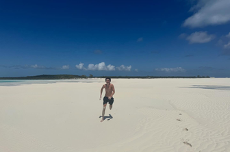 Po porazu na Oskarjih se je takole potolažil na rajski plaži