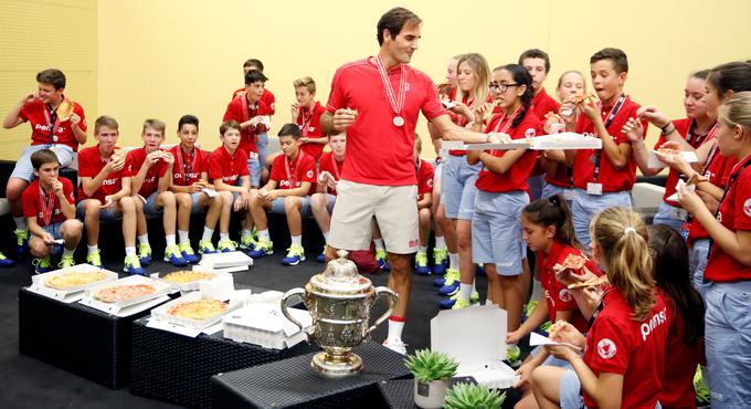 Roger Federer se je po turnirju družil s pobiralci žogic in jedel pico. | Foto: Reuters