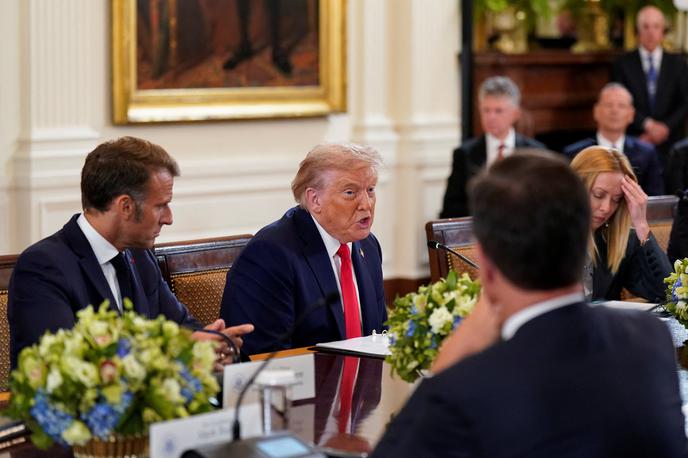 Donald Trump | Ukrajinski predsednik Volodimir Zelenski je v Belo hišo prispel oblečen v bolj formalna oblačila kot v običajna vojaška. | Foto Reuters