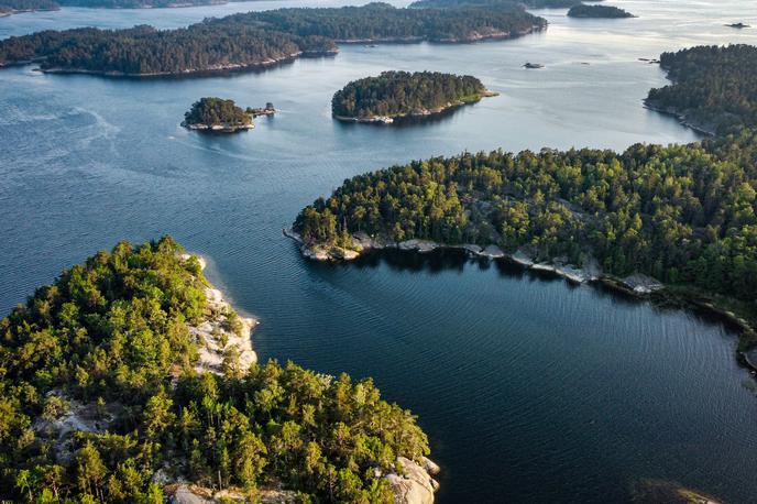 Švedska, otoki | Natečaj je odprt za vse mednarodne popotnike, stare 18 let ali več, razen za milijarderje. Razlog je, da si Visit Sweden "prizadeva na novo opredeliti razkošje kot preprostost, tišino in svobodo v naravi – ne pa kot materialni presežek", piše Euronews. | Foto Shutterstock
