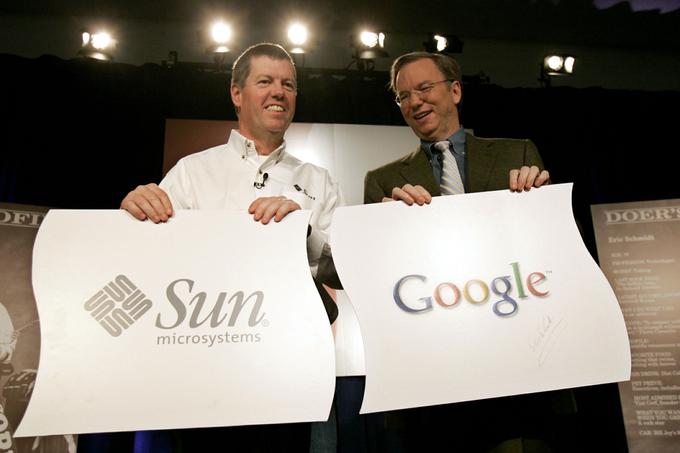 Scott McNealy (levo) leta 2005. Na fotografiji mu družbo dela nekdanji direktor Googla Eric Schmidt (desno).  | Foto: Reuters
