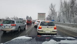 Zaradi zimskih razmer številne težave na cestah