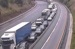 Na dolenjski avtocesti odstranili posledice nesreče, zastoj ostaja
