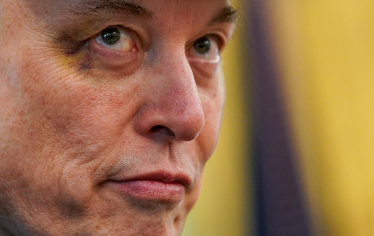 Elon Musk, Donald Trump | Elon Musk je imel na petkovi tiskovni konferenci v Beli hiši vidno počrnelo oko. Med igro ga je udaril petletni sin X, je podplutbo pojasnil zbranim novinarjem.  | Foto Reuters