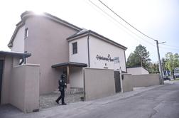 Mladoletnik ustrelil in ubil 22-letnika. Motiva ne želi razkriti.