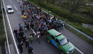 Madžarska hiti z gradnjo zidu, begunci znova peš proti Nemčiji