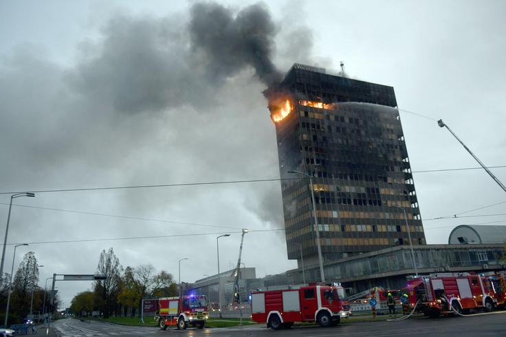 Požar v zagrebški stolpnici je pokazal, kako hitro se lahko ogenj razširi po prezračevalnih ceveh in kako hitro lahko iz lokalnega požara nastane požar celotnega objekta. Strokovnjaki Astecha opozarjajo, da je najboljša zaščita pravilno zasnovan ter redno, dokumentirano in strokovno vzdrževan sistem aktivne požarne zaščite. | Foto: Pixell/Josip Mikacic