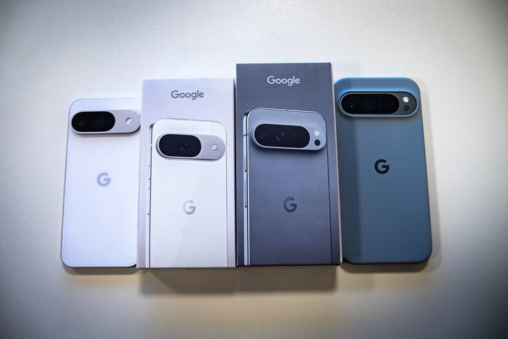Veliki in manjši Google Pixel 9 brez zaščitnega ovitka na levi strani ter sivi in večji Google Pixel 9 Pro XL z zaščitnim ovitkom (naprodaj posebej) na desni strani | Foto: Gaja Hanuna