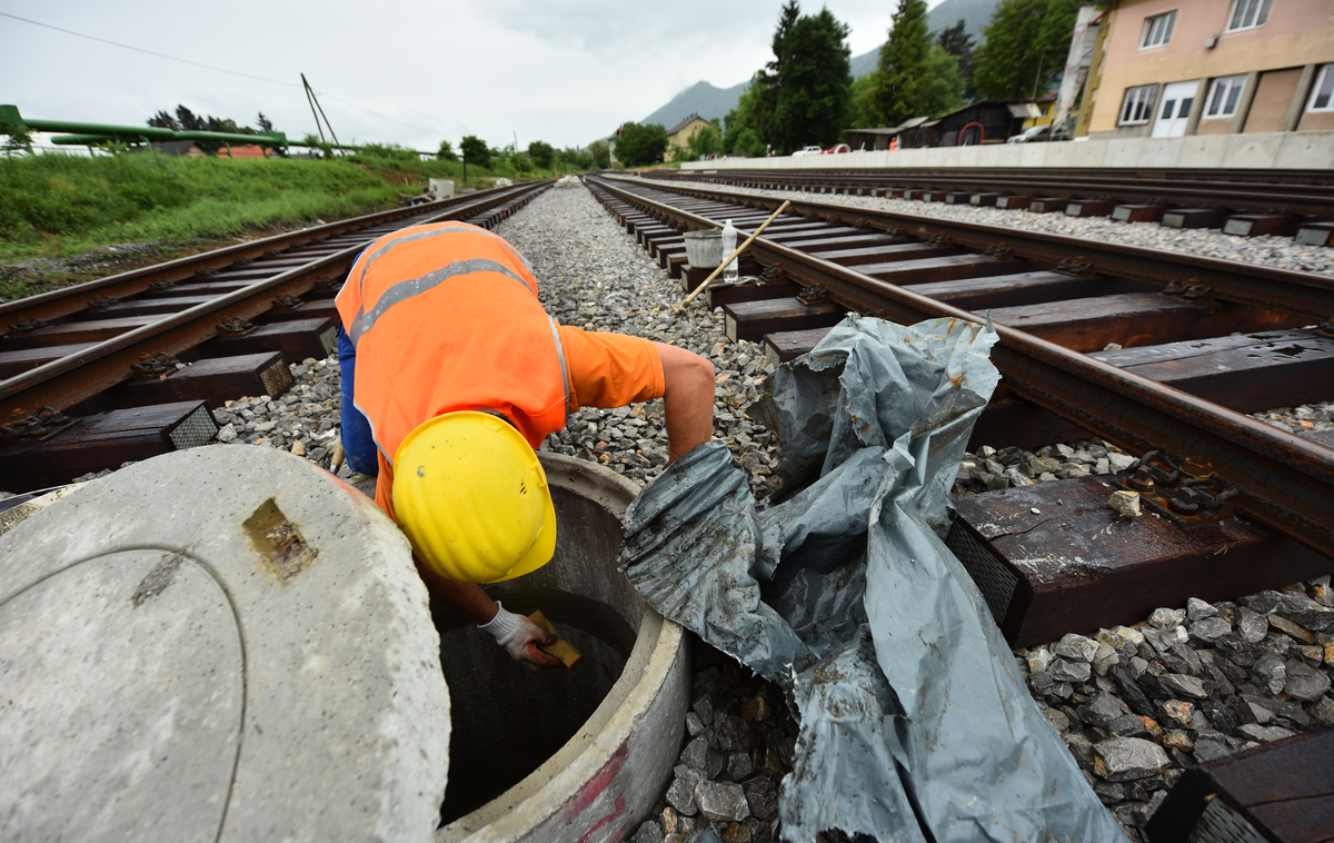 Železniška proga, gradnja | Na železniški infrastrukturi Slovenija trenutno izvaja pet velikih (večletnih) projektov v skupni vrednosti 700 milijonov evrov, največji je nadgradnja proge med Zidanim mostom in Celjem. Še en 100 milijonov evrov vreden projekt naj bi začeli letos. Gre za nadgradnjo vozlišča Pragersko. | Foto STA