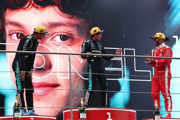 Šanghaj Kimi Antonelli Lewis Hamilton | George Russell, zmagovalec Kimi Antonelli in Lewis Hamilton so na zmagovalnem balkonu več kot uživali. | Foto Reuters