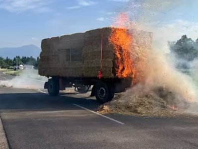 Vplivnežu in kmetu Bobnarju zagorele senene bale