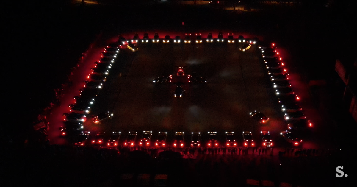 37738cb9fe1742a8a0f5-tesla-light-show.pn