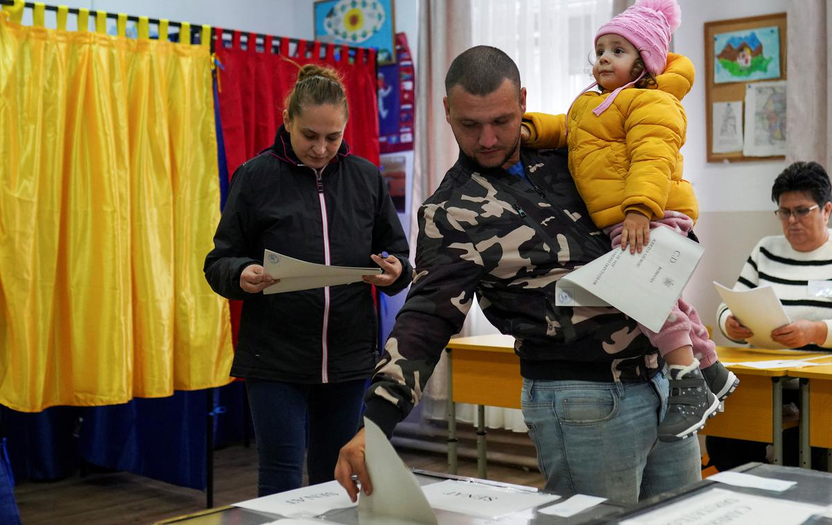 volitve v Romuniji | Več strankarskih voditeljev je že izjavilo, da bodo poskušali sestaviti proevropsko vlado narodne enotnosti. Lasconi, ki bi z USR lahko sodelovala v novi širši koaliciji PSD in PNL, je dejala, da morajo politične stranke po nedavnih pretresih pozabiti na razlike in obraniti "demokracijo v Romuniji, obstanek v Evropski uniji in Natu". | Foto Reuters