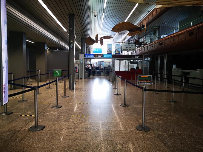 Sredi dneva povsem prazen dostop do varnostnega pregleda na brniškem letališču. Danes bo od tam odletelo le sedem potniških letal. | Foto: Gregor Pavšič