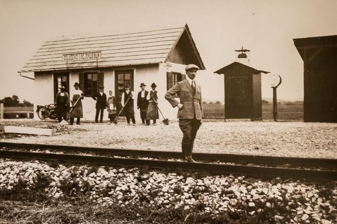 Ena izmed fotografij arhiva "Stanice", ki jo je podaril domačin iz svoje osebne zbirke, razkriva podobo postajališča Osluševci iz leta 1926. | Foto: Ana Kovač