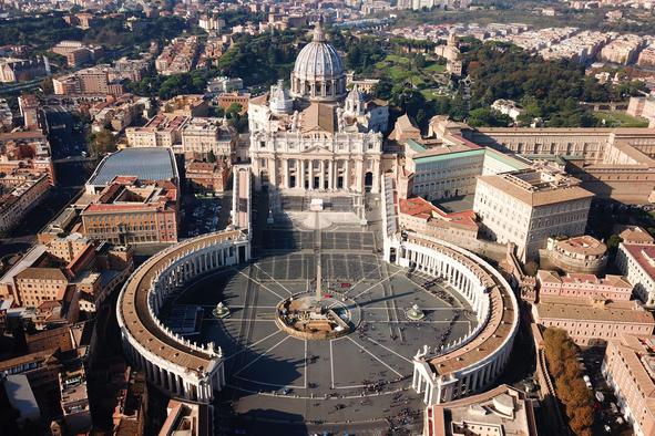 V Italiji s peticijo proti poseku božične jelke za Vatikan