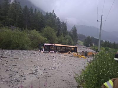 Drama v Avstriji: plaz odnesel avtobus, voznika odpeljali v bolnišnico #foto