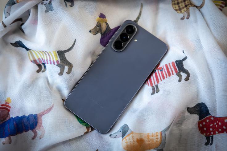 Samsung Galaxy A57 5G je narejen iz aluminija in stekla, plastike, ki se redno pojavlja pri pametnih telefonih srednjega razreda, ni. | Foto: Gaja Hanuna