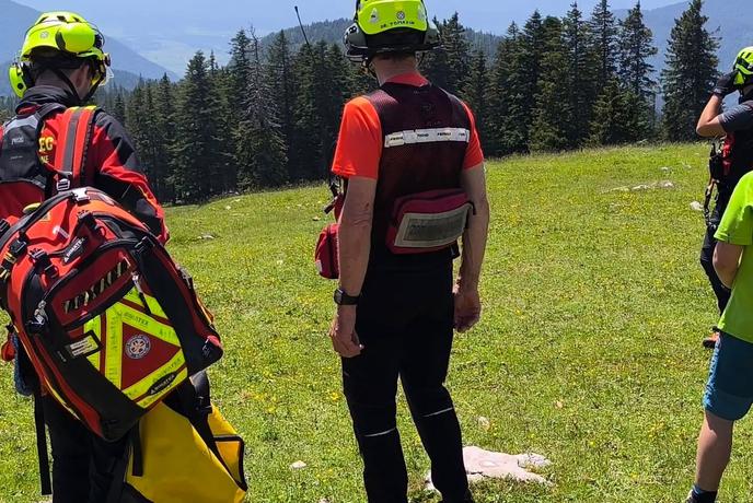 Na Kofcah konj pohodil otroka, s helikopterjem so ga prepeljali v bolnišnico