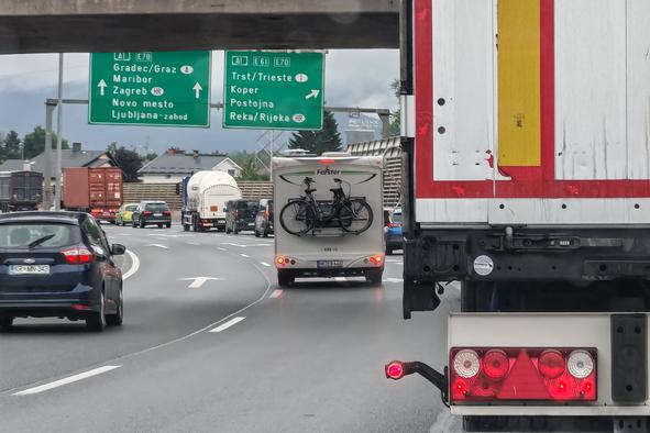 Na več avtocestnih odsekih daljši zastoji