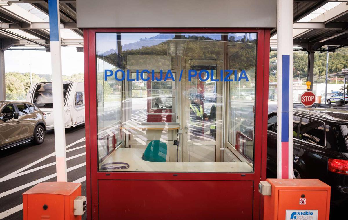 Mejni prehod | Kljub podaljšanju nadzora na slovensko-italijanski meji se v duhu dobrega sodelovanja režim na mejnih prehodih ne bo zaostroval. Kot je znano, Italijani na meji s Slovenijo praviloma ne ustavljajo avtomobilov z italijanskimi in slovenskimi registrskimi tablicami, strožji nadzor je pri avtomobilih z registrskimi tablicami tretjih držav.  | Foto STA