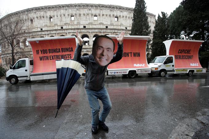 Aktivist z masko Silvia Berlsuconija danes, dan po parlamentarih volitvah, v Rimu. | Foto: Reuters