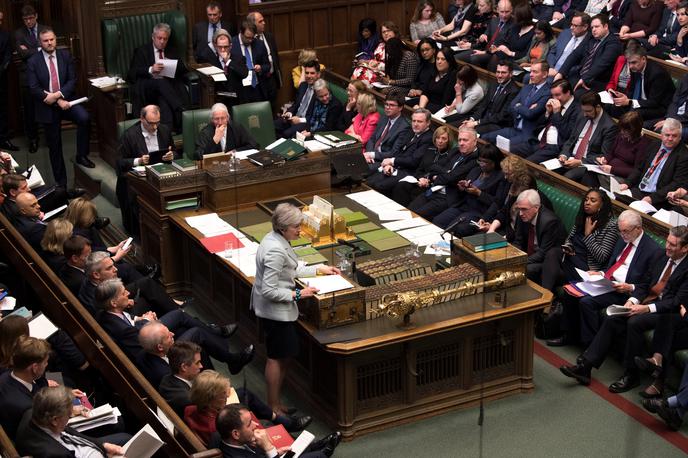 Theresa May parlament Velika Britanija | Za amandma, ki parlamentu daje večjo vlogo pri brexitu, je glasovalo 329 poslancev, od tega 30 iz vrst vladajočih konservativcev, 302 sta bila proti. | Foto Reuters