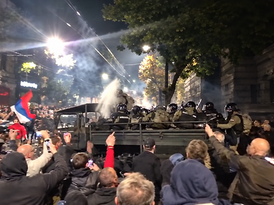 Kaotični prizori iz Beograda: policisti pred množico bežali s ščiti