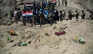 V Tikritu našli množična grobišča z okoli 1.700 pobitimi iraškimi vojaki