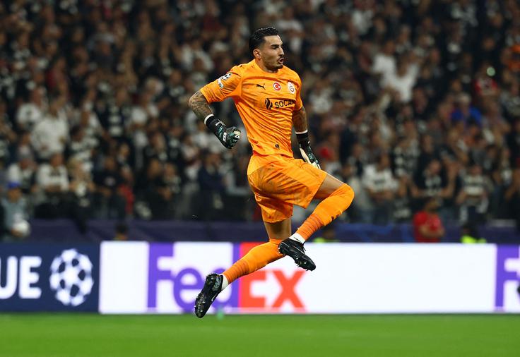 Vratar Galatasaraya Ugurcan Cakir se je tako veselil po zadetku Yunusa Akguna. Gostje iz Turčije so v Frankfurt vodili skoraj do konca prvega polčasa, nato pa je Eintracht izenačil na 1:1. | Foto: Reuters