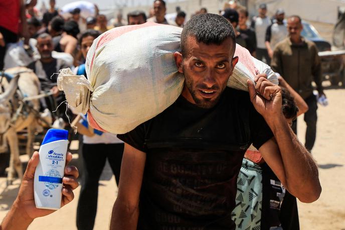 Gaza | V soboto v Gazo prispelo 77 tovornjakov Svetovnega programa Združenih narodovo za hrano. Številni stradajoči so tovornjake ustavili in izropali. | Foto Reuters