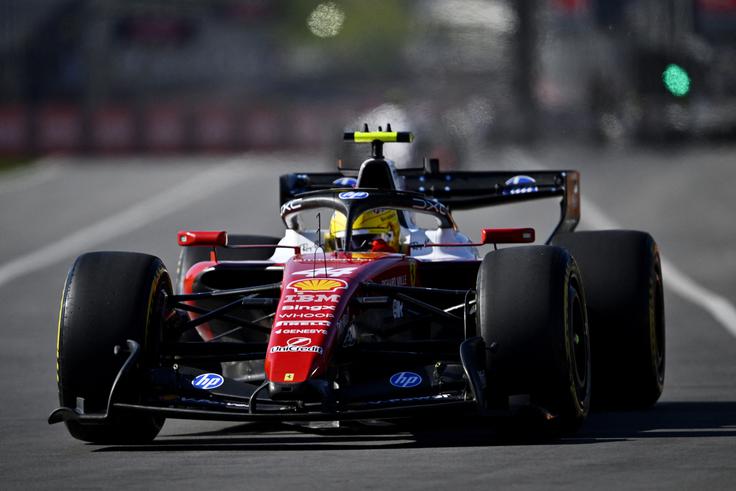 Lewis Hamilton se zdi precej hitrejši kot na prvih velikih nagradah sezone. | Foto: Reuters