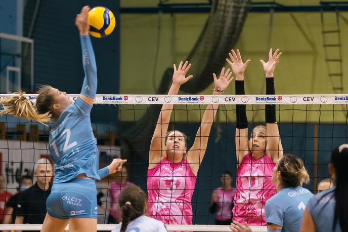 Calcit Volley - Nova KBM Branik | Mariborčanke (v rožnati opremi) so gladko, s 3:0 v nizih odpravile Šempeter, Kamničanke pa Grosuplje. | Foto Klemen Brumec